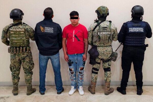 Dos integrantes de la Familia Michoacana son detenidos en el Mercado Morelos; son acusados de extorsión a comerciantes