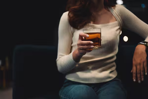 La mayoría de los científicos coincide en que, en promedio, las mujeres sienten antes los efectos del alcohol y por diversas causas