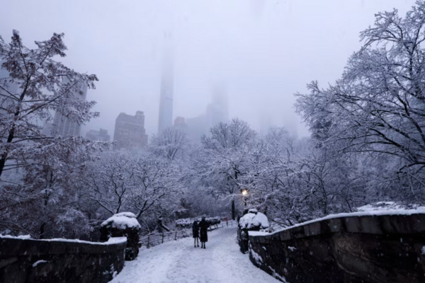 Una tormenta invernal dejó fuertes nevadas y hielo peligroso en partes de la región de los Grandes Lagos y el noreste de Estados Unidos