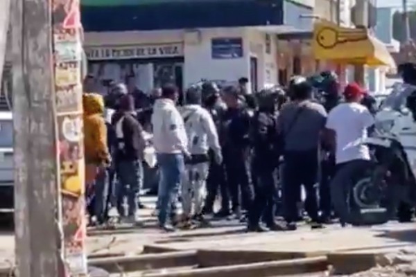 Comerciantes de la UPVA 28 de Octubre agreden a elementos de la Policía Municipal de Puebla en Xochimehuacan