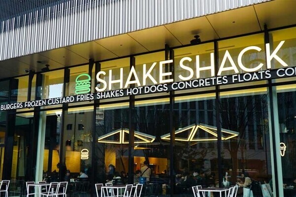 El sujeto entró al Shake Shack, sacó un arma de fuego con la que amagó al personal y sin disparar, los obligó a entregar el dinero