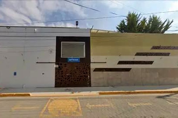 El grupo armado irrumpió en la escuela El Pinar del Carmen y amagó con armas de fuego obligando a la directora a abrir la caja fuerte