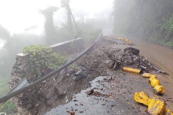 En Tlacuilotepec se reporta daño grave a carretera hacia Papaloctipan; la mitad de la vialidad se fue al barranco por lluvias intensas