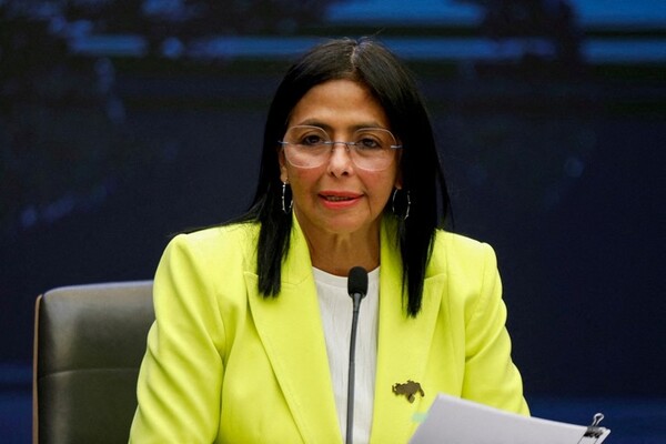 Delcy Rodríguez, quien asumirá la presidencia interina de Venezuela, publicó el domingo un mensaje conciliador hacia EE.UU y Trump