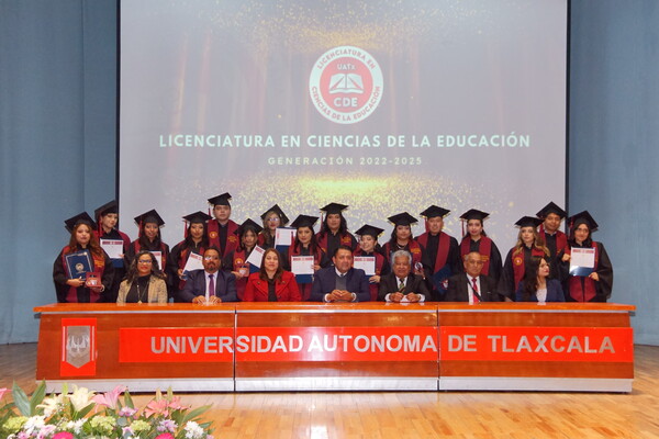En una ceremonia celebrada en el Teatro Universitario, egresados de la Licenciatura en Ciencias de la Educación recibieron su constancia