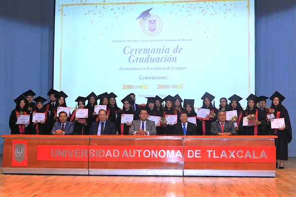 Celebraron la ceremonia de graduación de 40 estudiantes, generaciones 2021-2025 y 2022-2025, de la Licenciatura en Enseñanza de Lenguas