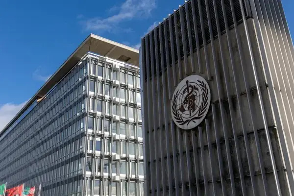 Según la ley de Estados Unidos, tiene que avisar con un año de antelación y pagar todas las tasas pendientes antes de marcharse de la OMS