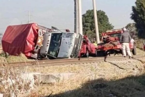 La mañana de este sábado 10 de enero, una camioneta tripulada por vendedores de frutas y verduras fue embestida por el tren en Teolocholco