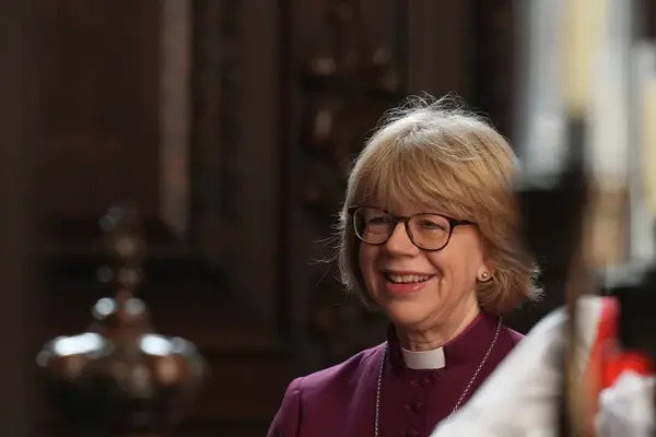 Sarah Mullally, de de 63 años de edad, reemplaza al exarzobispo Justin Welby, quien anunció su renuncia en noviembre de 2024