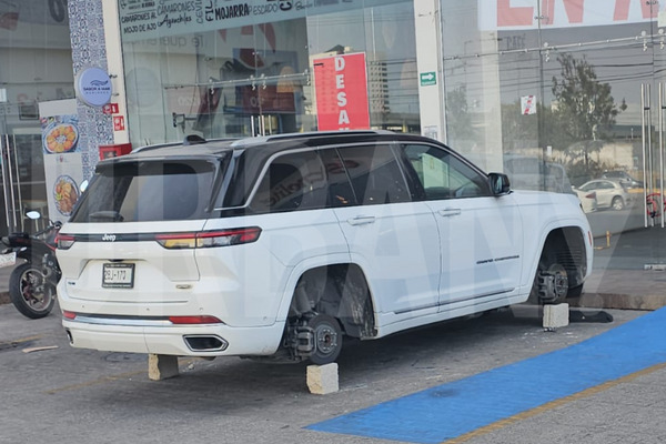 Sujetos desconocidos robaron las cuatro llantas de una camioneta de lujo tipo Jeep en Plaza Ventura ubicada en la Vía Atlixcáyotl