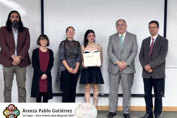 Entregaron la beca Pamela Ann Maquard 2025 a Aranza Pablo Gutiérrez, estudiante de la Licenciatura en Artes Plásticas de la UDLAP