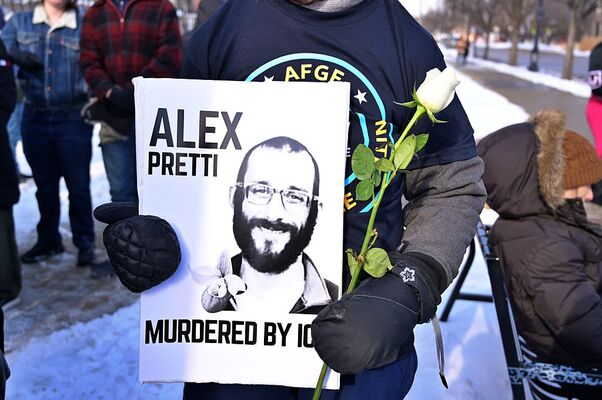 Según un informe preliminar del DHS enviado al Congreso, dos agentes dispararon contra Alex Pretti durante un altercado, porque traía un armaSegún un informe preliminar del DHS enviado al Congreso, dos agentes dispararon contra Alex Pretti durante un altercado, porque traía un arma