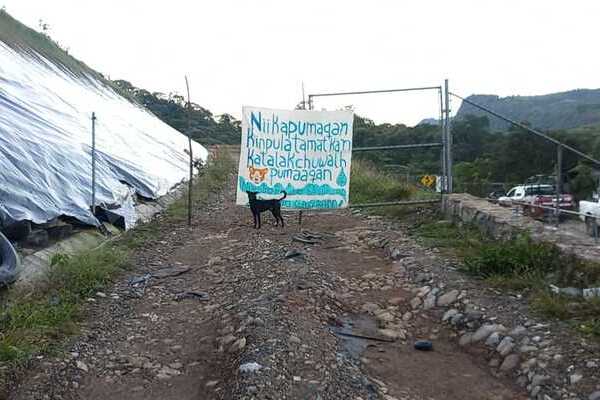 Durante la primeras horas de este viernes, habitantes de Ozelonacaxtla decidieron cerrar el relleno sanitario instalado en esa comunidad