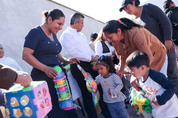 La presidenta de San Andrés Cholula, Lupita Cuautle, encabezó las actividades del Día de Reyes, se entregaron cerca de 15 mil juguetes