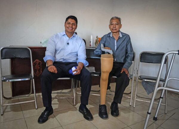 Edil de Cuautlancingo dona mensualmente la mitad de su salario para compra de prótesis