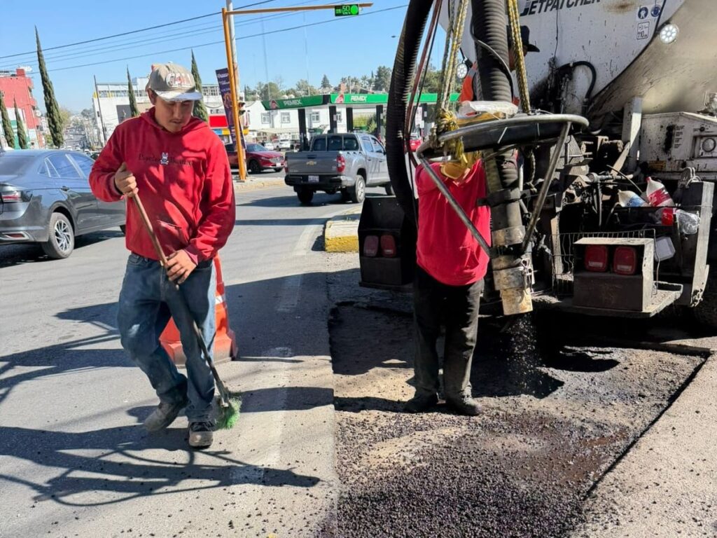 Ayuntamiento tlaxcalteca bachea carriles laterales de la Avenida Puebla–Tlaxcala