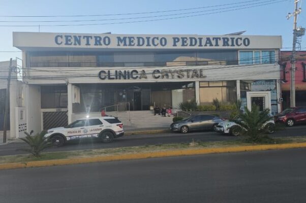 Balean a cuentahabiente y asaltan Clínica Crystal, en la colonia Villa Encantada de Puebla