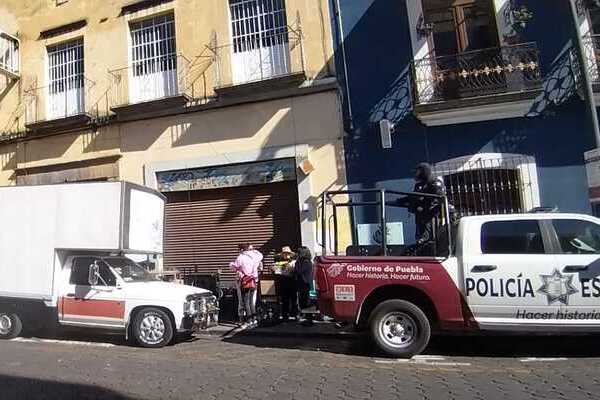 Este viernes fueron desalojadas personas que rentaban en una vecindad del Centro Histórico de Puebla, en la calle 5 Poniente número 336