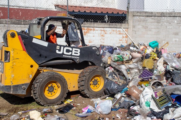 Se llevó a cabo un operativo de ordenamiento y limpieza en la colonia Villa Verde, de la ciudad de Puebla, por instrucciones del alcalde