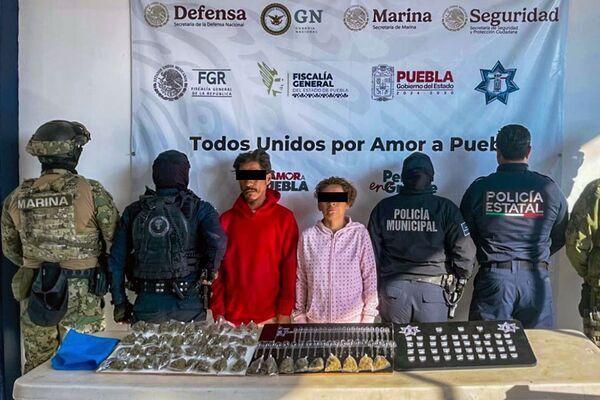 En la colonia Aeropuerto en Tehuacán detuvieron a María de Jesús N. y Vicente N., quienes pretendían distribuir envoltorios con droga