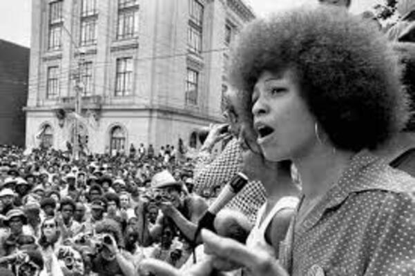 Angela Davis es considerada una de las voces intelectuales y políticas más importantes del movimiento por los derechos civiles afroamericanos