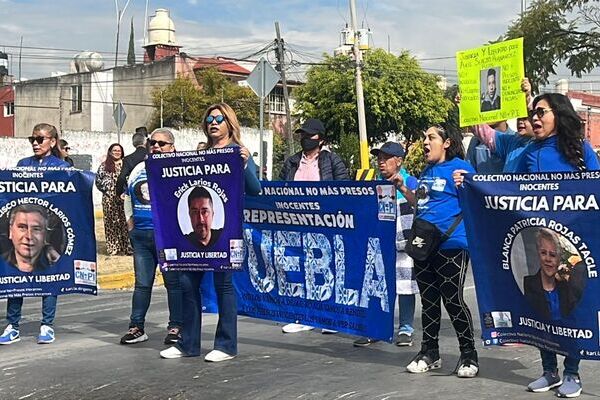 Un Colectivo se manifestó frente al Congreso de Puebla para acusar fabricación de carpetas de investigación en contra de al menos 30 reclusos