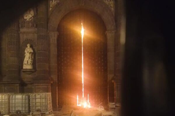 Según los primeros reportes, dicho incendio fue provocado por individuo que le prendió fuego al portón norte de la Catedral de Puebla