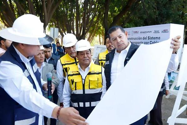 En la Estación Parque Juárez se ubica la intersección de las líneas 1 y 2 del Cablebús, donde actualmente se realizan perforaciones