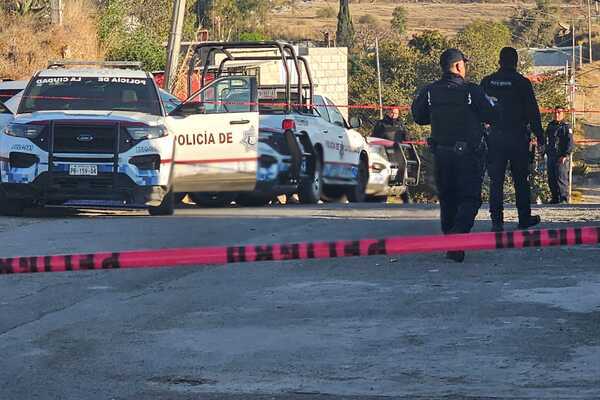 Poco antes de las 7 am, agentes de la Policía Municipal patrullaban por la calle Gaseoducto en Xochimehuacan y detectaron el cuerpo tirado