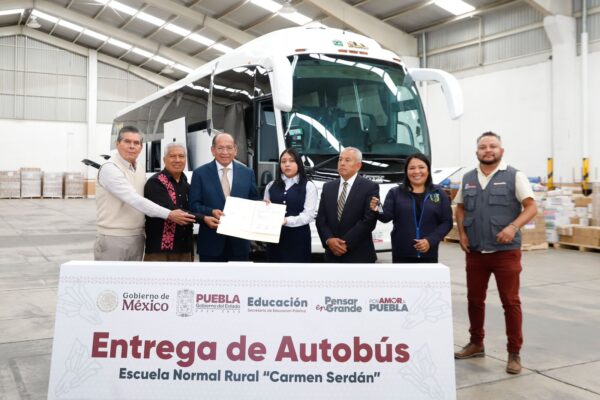 Gobierno de Puebla entrega autobús a Normal Rural “Carmen Serdán” de Teteles; se gestionó ante federación