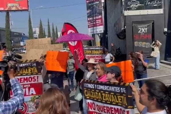 Unas 30 personas que se dijeron comerciantes, se manifestaron en contra de la instalación de una ciclovía sobre la Calzada Zavaleta