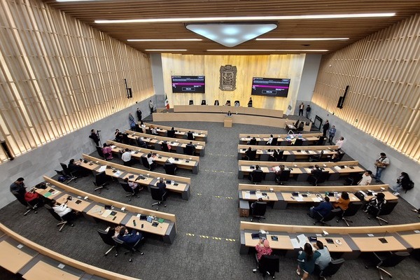 El diputado Óscar Mauricio Céspedes presentó una iniciativa de reforma a la Ley Orgánica Municipal para regular los estacionamientos