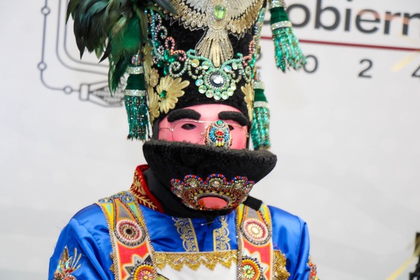 Roberto Solís Valles, encabezó por segundo año consecutivo el Convite del Carnaval de Huejotzingo en su edición 158