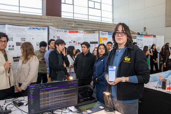 SynapTech es una aplicación móvil que funciona como asistente virtual y permite a los usuarios registrar sus tareas mediante audio o texto