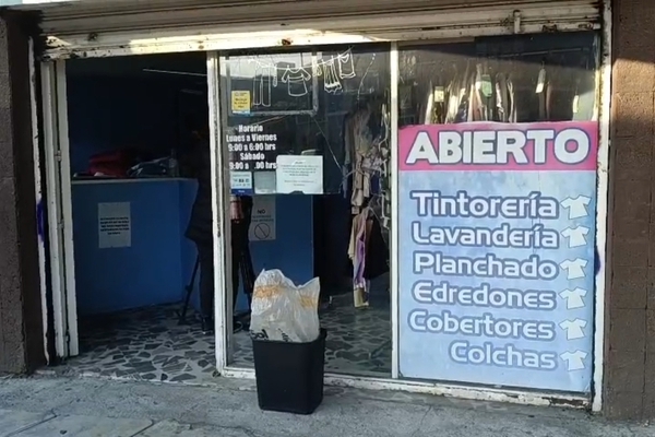 La lavandería "Lava Xpress" cerca de la Av. Juárez fue víctima de la delincuencia tras registrarse un cristalazo en las primeras horas de hoy