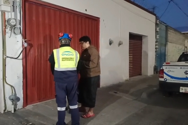 Personal del cuerpo de Bomberos de Puebla arribaron a la calle 72 poniente entre la 9 y la 11 Norte para controlar la fuga de gas