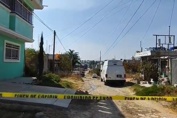 Peritos de la Fiscalía del Estado quedaron a cargo de las diligencias de levantamiento del cadáver en la colonia Ampliación Valle del Paraíso