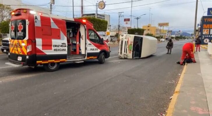 Unidad de transporte público de la ruta Tehcoxteo vuelca en Tehuacán; chofer resulta herido