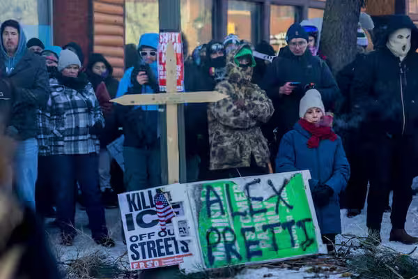 vManifestantes desafiaron el clima para salir a las calles a protestar por la muerte a tiros de Alex Pretti a manos de ICE, el sábado