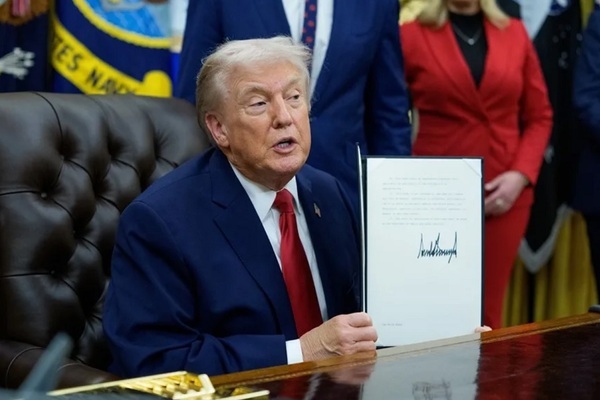 Trump firmó una orden ejecutiva para imponer aranceles adicionales a países que “directa o indirectamente proporcione petróleo a Cuba”