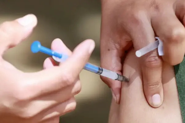 Ante el repunte de casos de sarampión, el titular de salud informó que se adelantó la “dosis cero” de vacunación a bebés de 6 a 11 meses