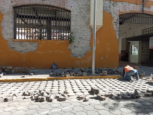 Brigada Urbana realizan mantenimiento de banquetas en el Centro Histórico de Puebla