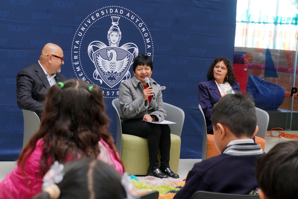 BUAP | Lilia Cedillo entrega peluche y un libro, como parte de la campaña “Regala una sonrisa”