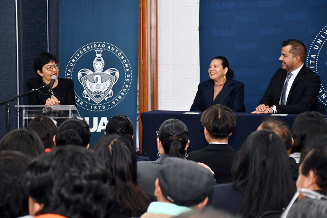 La Rectora reconoció la labor docente; informó sobre la construcción de un edificio de tres niveles y la puesta en marcha del techado de canchas.