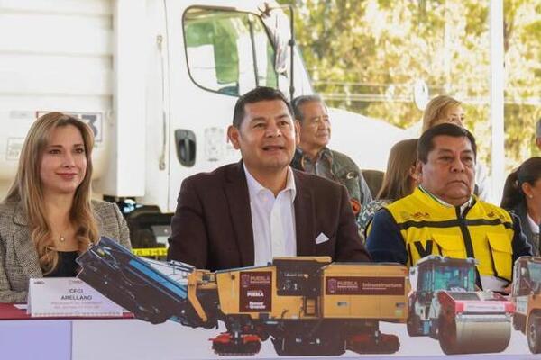 Realizar obra pública con maquinaria propia reduce costos hasta en un 60 por ciento y evita la corrupción, dijo el mandatario de Puebla