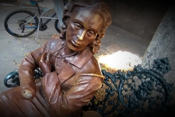 Nuevamente vandalizan estatua de Elena Garro en el Centro Histórico de Puebla; roban mano y libro