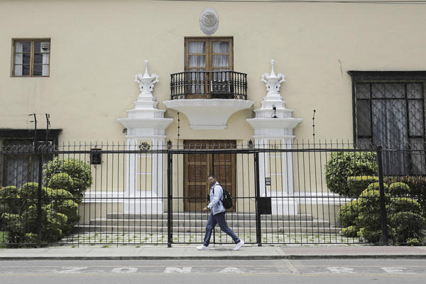 Medios locales difundieron imágenes del cambio de bandera, de la mexicana a la brasileña, en la Embajada de México en Perú, el domingo