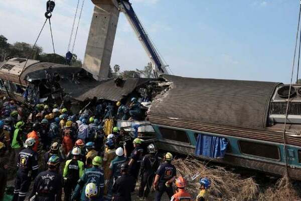 La grúa que trabajaba en un proyecto ferroviario cayó sobre un tren de pasajeros que cubría una ruta entre Bangkok y el noreste de Tailandia