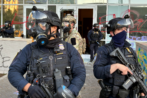 El alcalde de Portland pidió al ICE que suspenda todas sus operaciones en la ciudad más grande de Oregon hasta completar la investigación