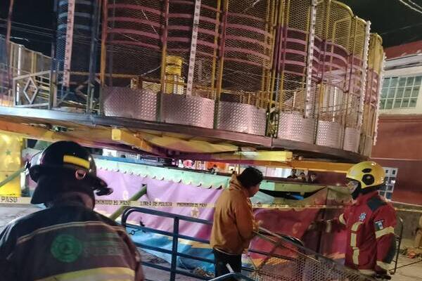 Tres personas resultaron lesionadas luego de salir volando de un juego mecánico en Puebla